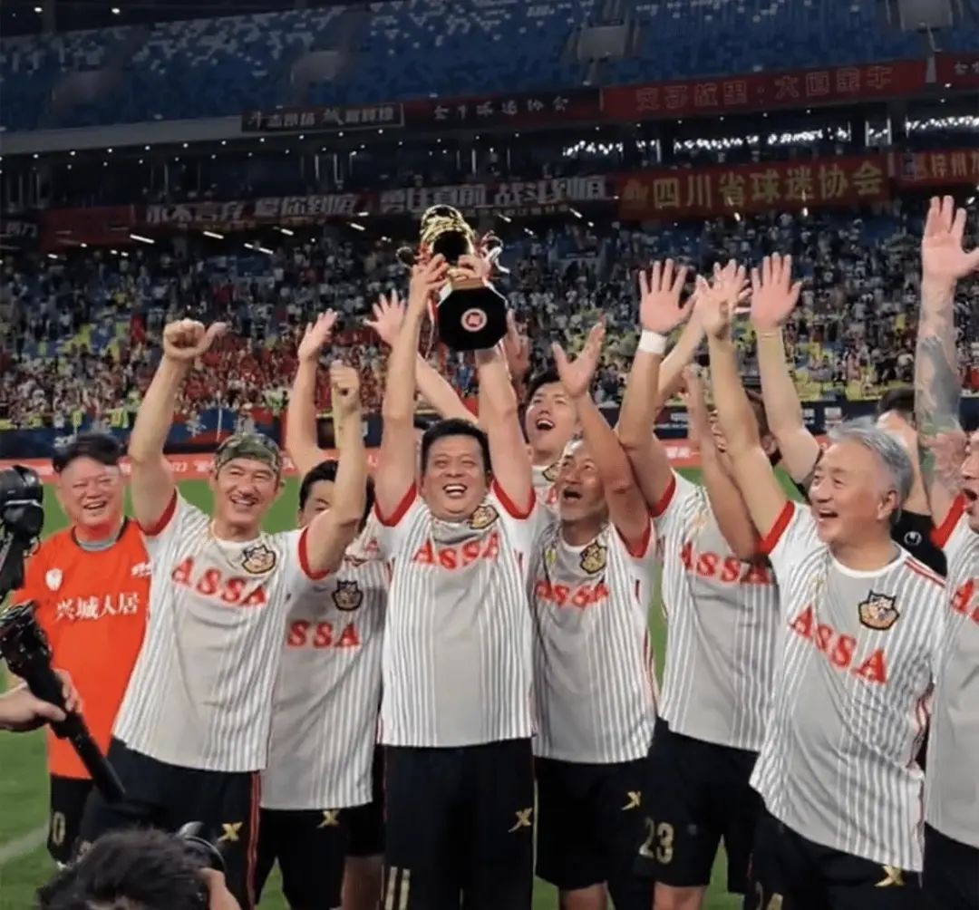 情怀拉满！代言人黄日华贵州村超再现经典